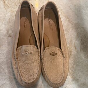 Authentic Coach Mary lock up loafer in beige pebbles leather